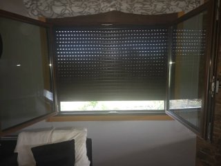 Ventana aluminio marrón