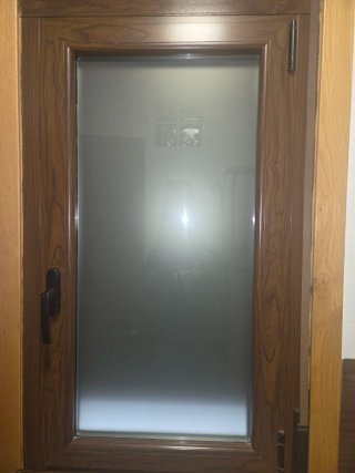Ventana aluminio marrón
