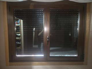 Ventana aluminio marrón