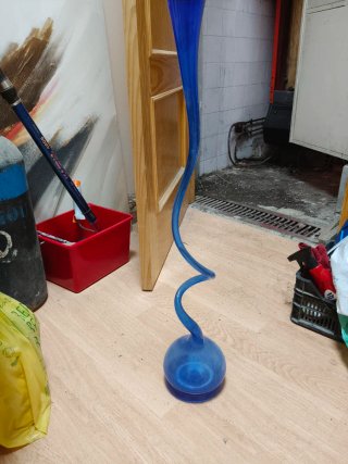 Jarrón de cristal azul retorcido