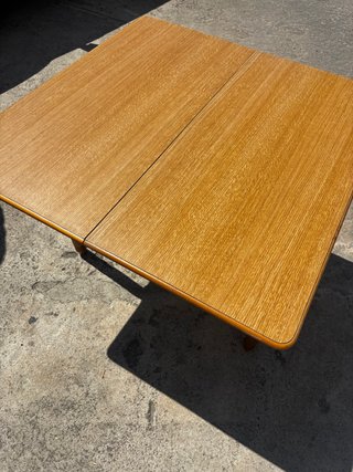 Mesa auxiliar de madera con cajón