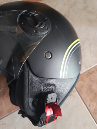 Casco de moto negro mate con visera