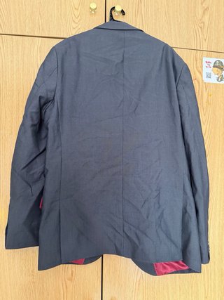 Traje gris con forro rojo