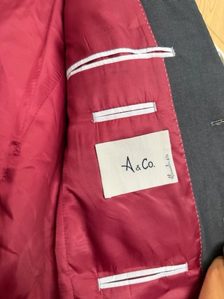 Traje gris con forro rojo