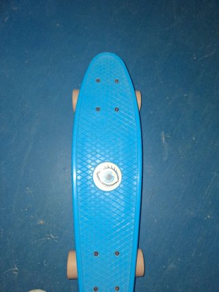 Monopatín azul con diseño de ojo