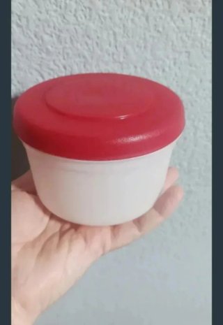 Tupper redondo plástico blanco y rojo