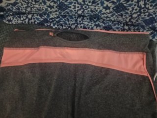 Mallas de gimnasio grises con detalles naranja
