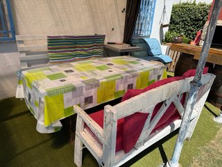 Conjunto mesa y bancos jardín multicolor