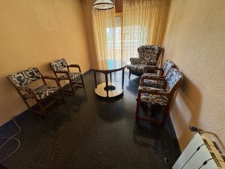 Conjunto vintage de sillón y 4 sillas de madera