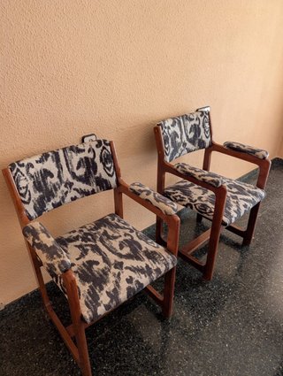 Conjunto vintage de sillón y 4 sillas de madera