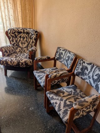 Conjunto vintage de sillón y 4 sillas de madera
