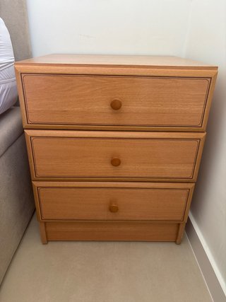 Mesita de noche de madera con 3 cajones - cajonera