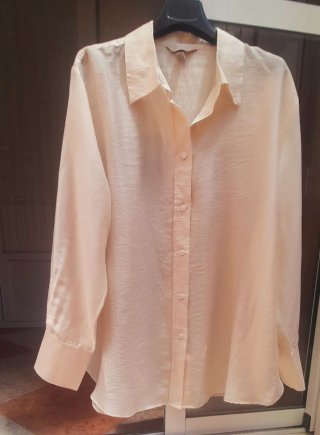 Blusa beige satinada