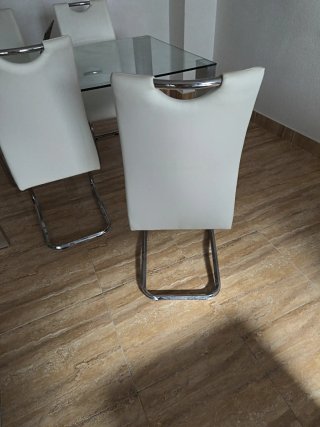 Mesa cristal y 4 sillas metal a juego de piel