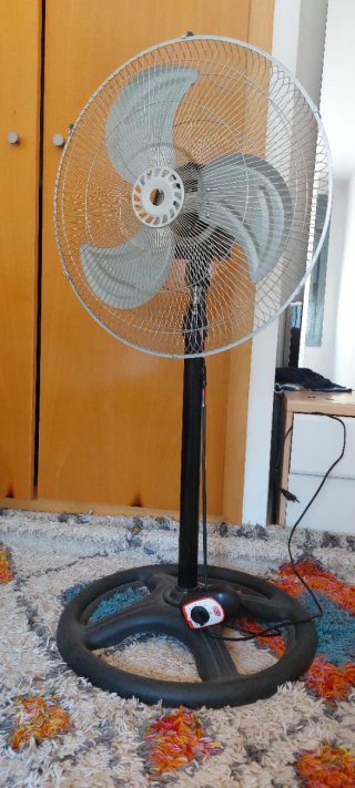 Ventilador de pie negro y plateado