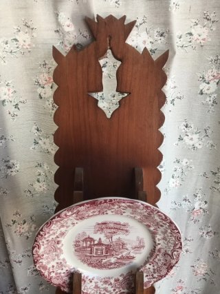 Soporte de madera para platos