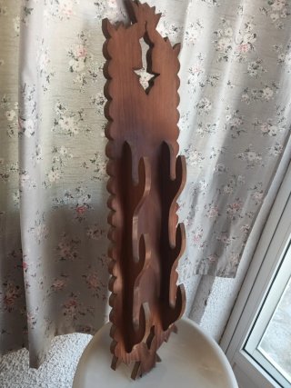 Soporte de madera para platos
