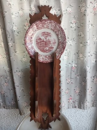 Soporte de madera para platos