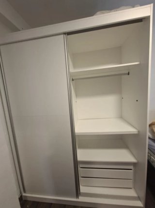 Armario de ropa blanco