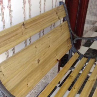 Banco de forja con asiento de madera. Nuevo.