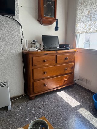 Cómoda de madera marrón