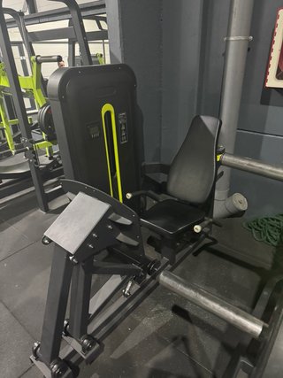 Se venden máquinas de gimnasio nuevas.