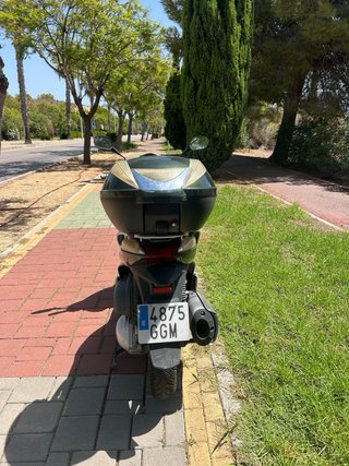 Honda SH 300I color verde.
