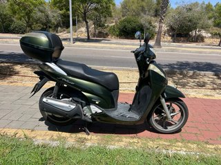 Honda SH 300I color verde.