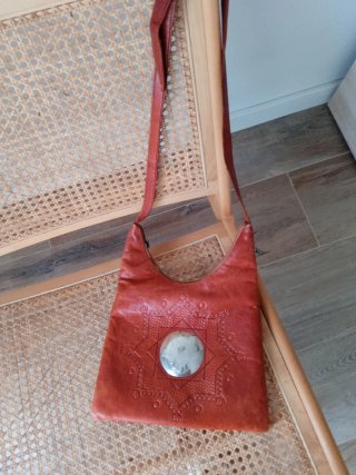 Bolso Cuero Artesanal Marrón con Detalle plateado.
