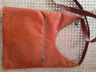 Bolso Cuero Artesanal Marrón con Detalle plateado.