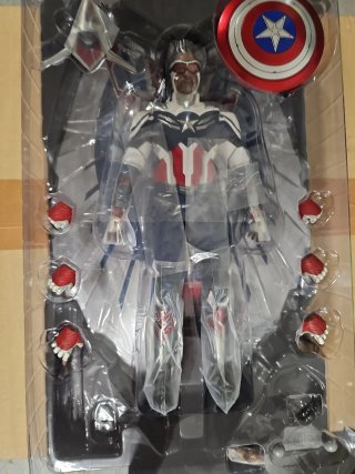 Hot Toys TMS040 The Falcon and The Winter Soldier