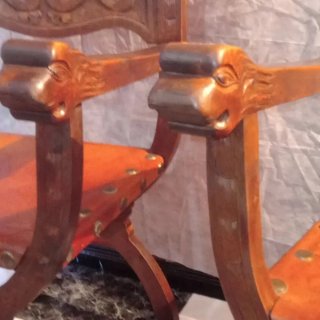 Sillones de madera y cuero.