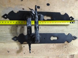 Pestillos y manilla antiguos para puerta