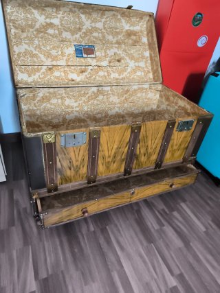 Baúl antiguo madera y metal