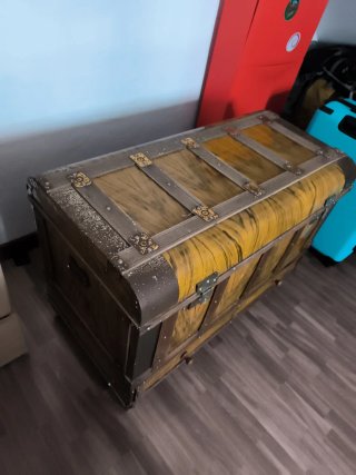 Baúl antiguo madera y metal