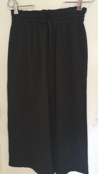 Pantalón ancho fluido negro Stradivarius
