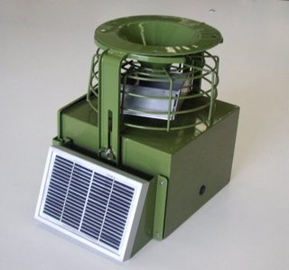 COMEDERO METÁLICO CON REJILLA + PLACA SOLAR