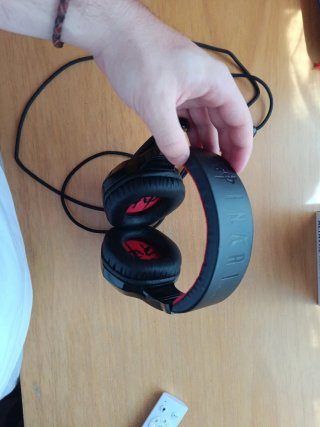 Cascos gaming negros y rojos con micrófono