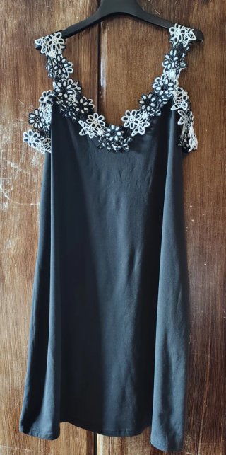 Vestido de verano negro con encaje blanco