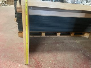 Escritorio de madera en L