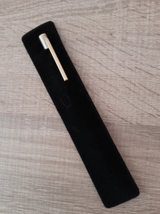 Bolígrafo de acero con funda a estrenar
