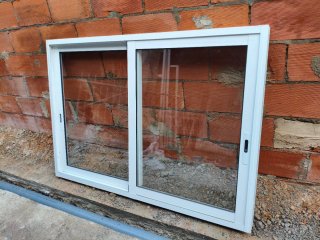 Ventana aluminio corredera blanca