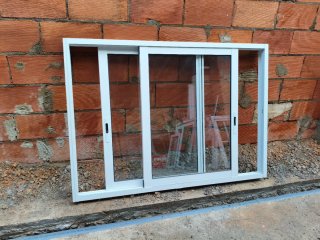 Ventana aluminio corredera blanca