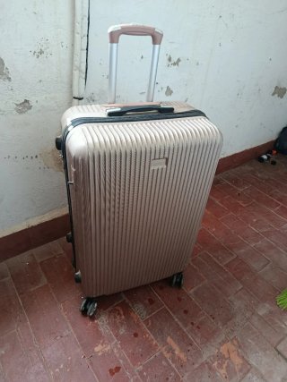 Maleta de viaje beige y plateada