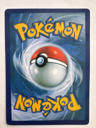 Carta Pokémon Lunala GX Dorada.