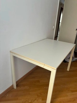 Escritorio blanco y madera