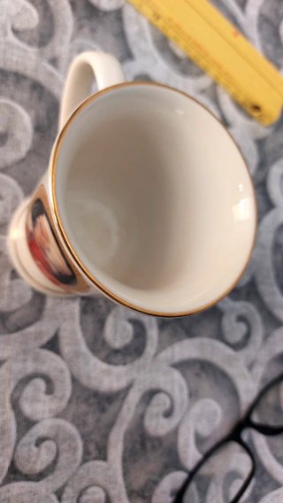 Tazza ceramica con dettagli dorati