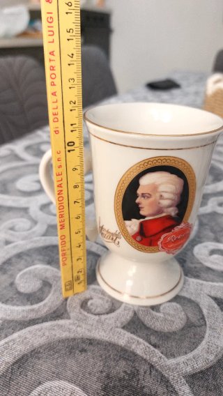 Tazza ceramica con dettagli dorati