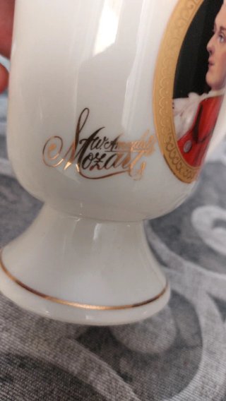 Tazza ceramica con dettagli dorati