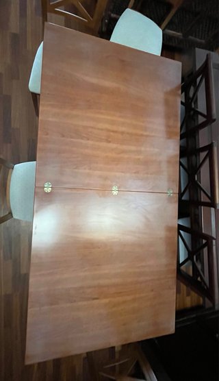 Mesa de comedor de madera de haya
